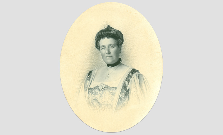 Marie Theomin (née Michaelis). Chest portrait. Black white and pencil. Mounted. Removed from black oval frame.